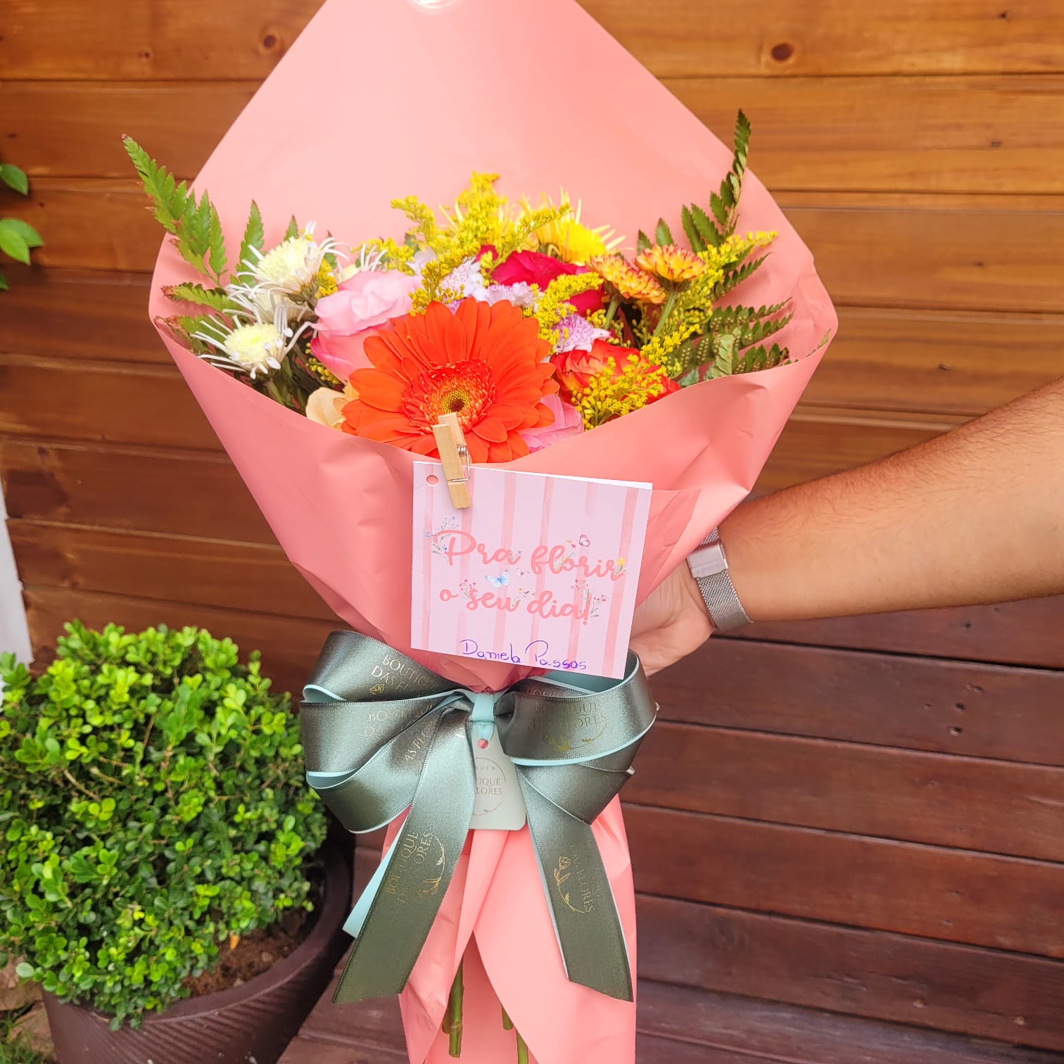Buqu� Misto de Gerberas Rosas e flores do Campo