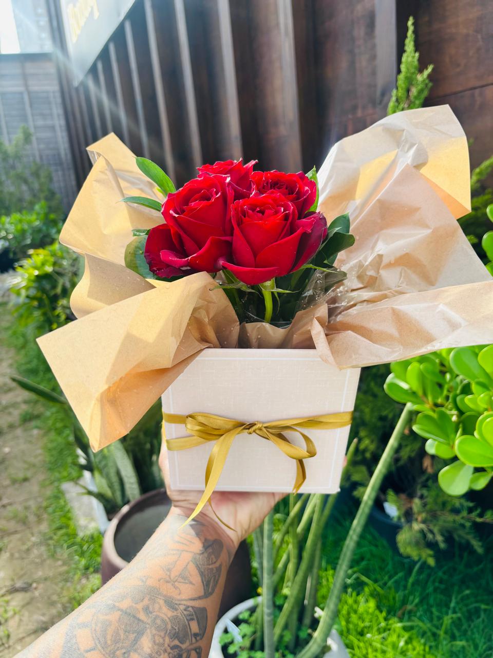 cachepo com quatro rosas vermelhas