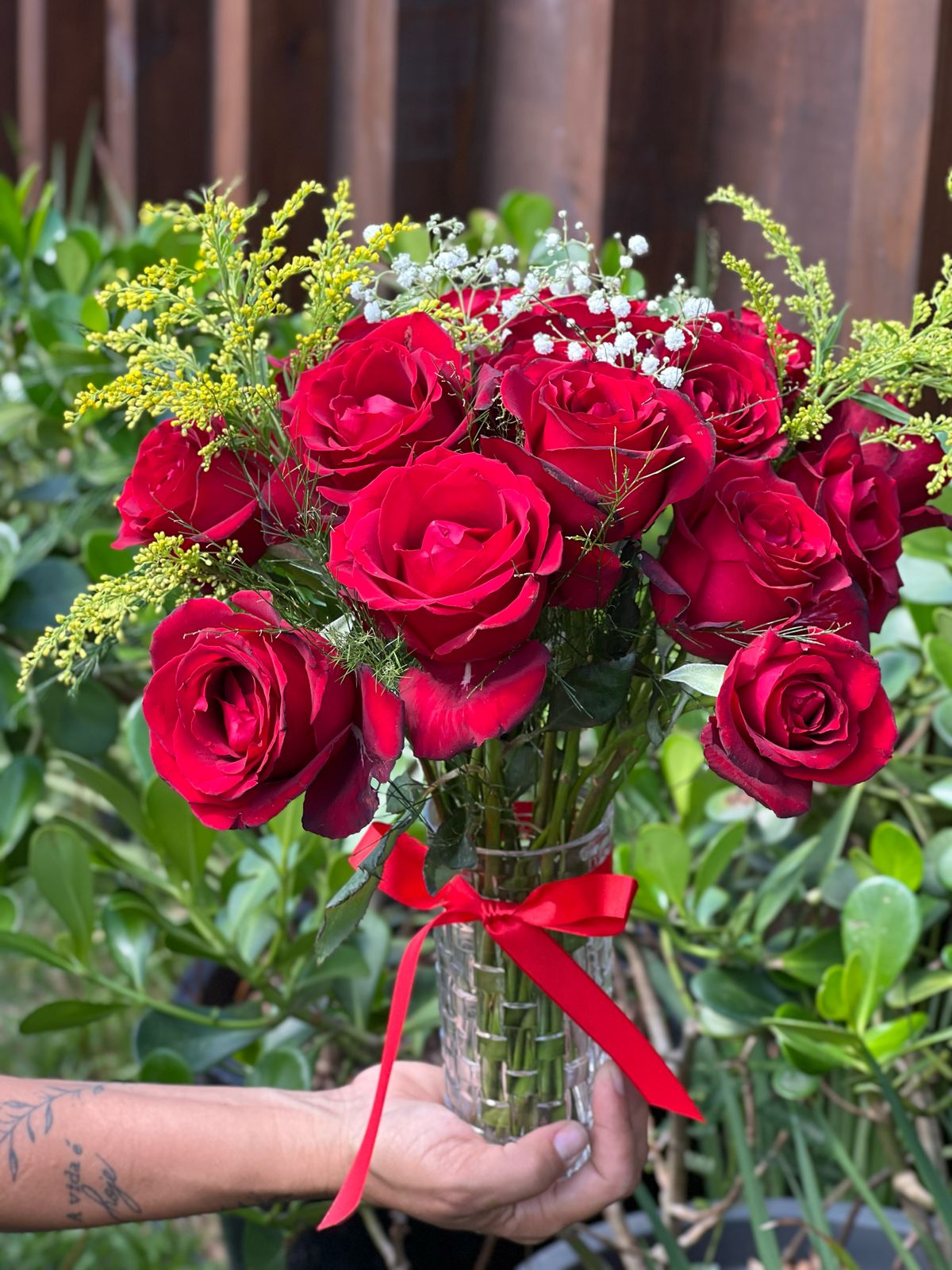 arranjo de 20 rosas vermelhas em vaso