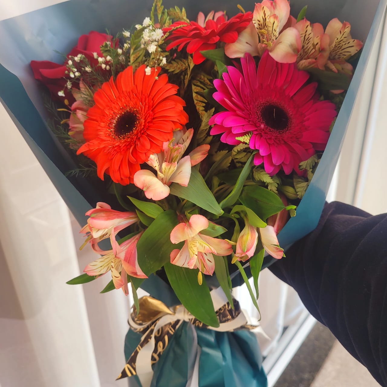 buque de gerberas e astromelias