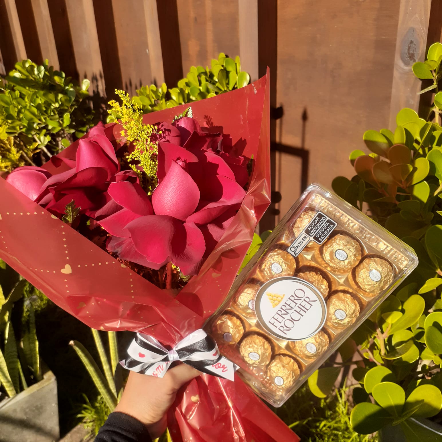 Buque de 04 rosas importadas e ferrero rocher