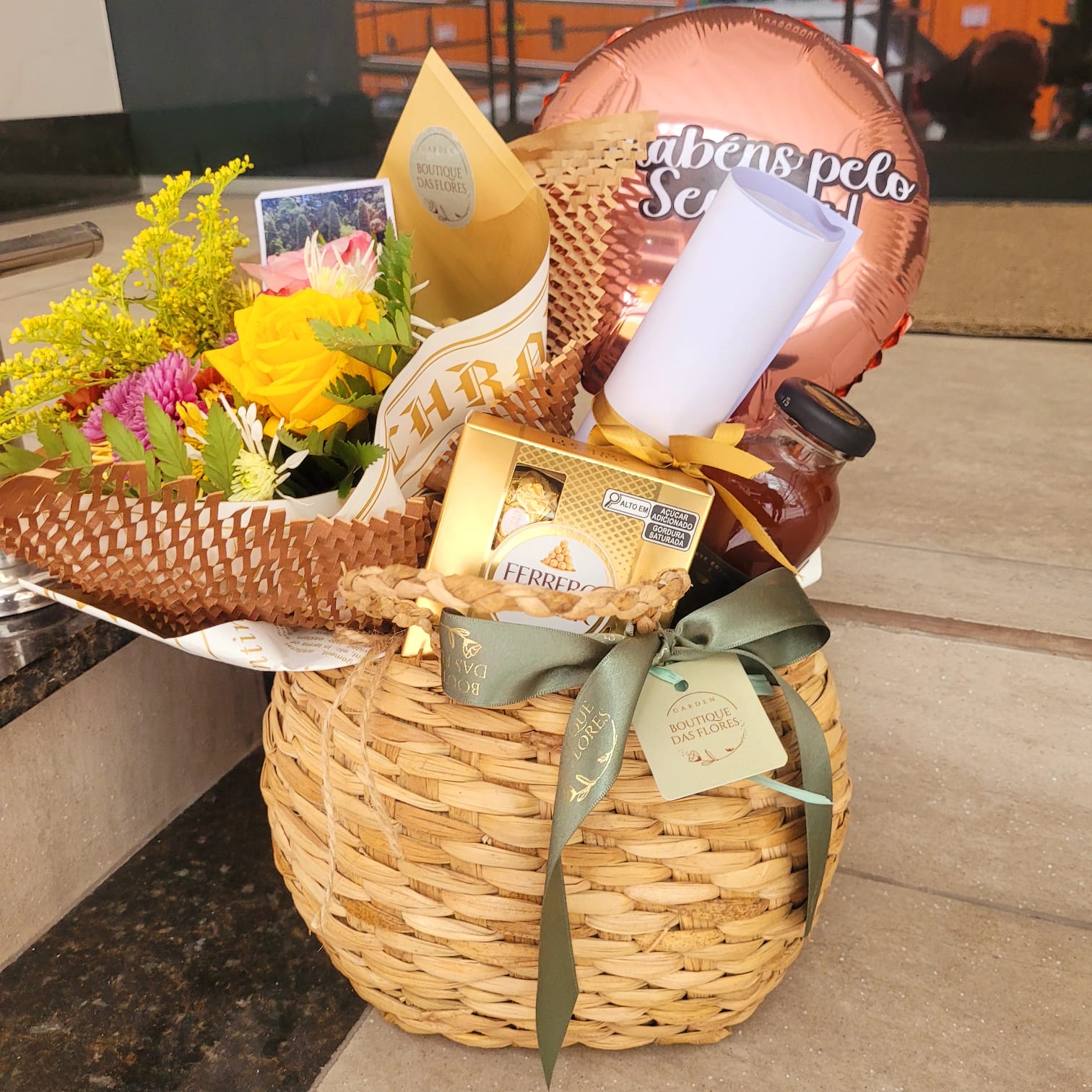 bolsa de palha acompanha flores chocolate e bal�o