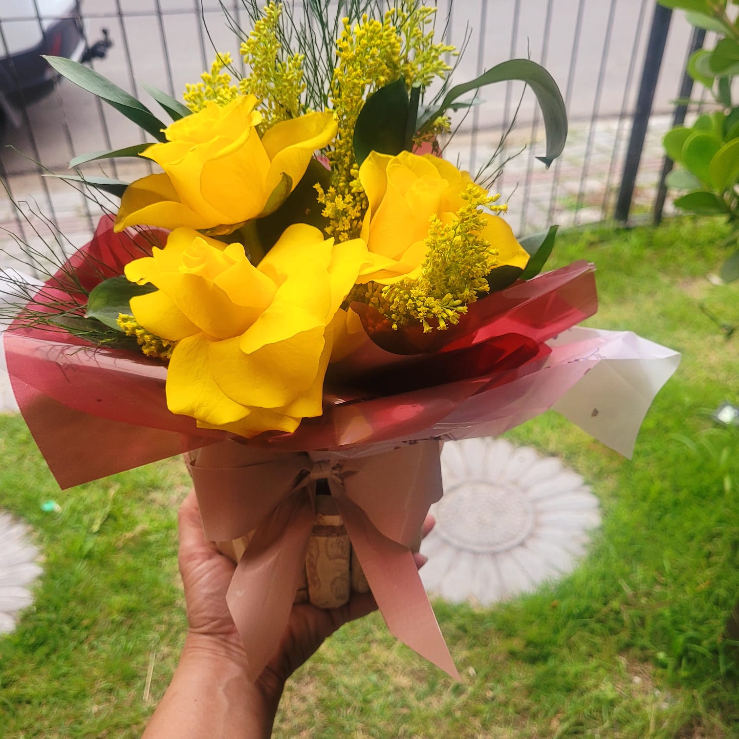 arranjo de 03 flores amarelas no cachepo