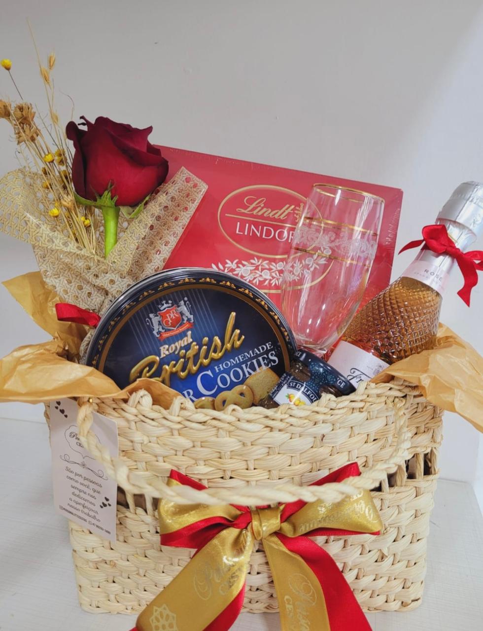 bolsa de palha mini espumante flores e chocolate