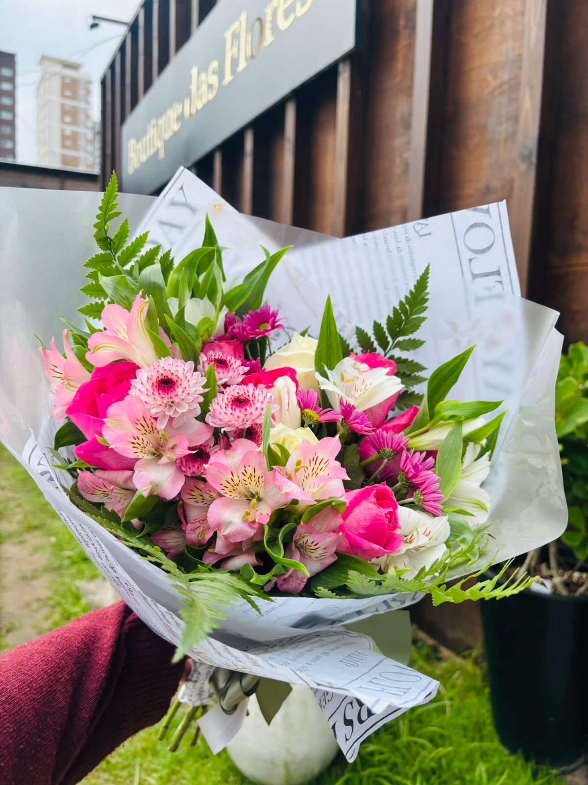 buque  rosas astromelias e flores do campo