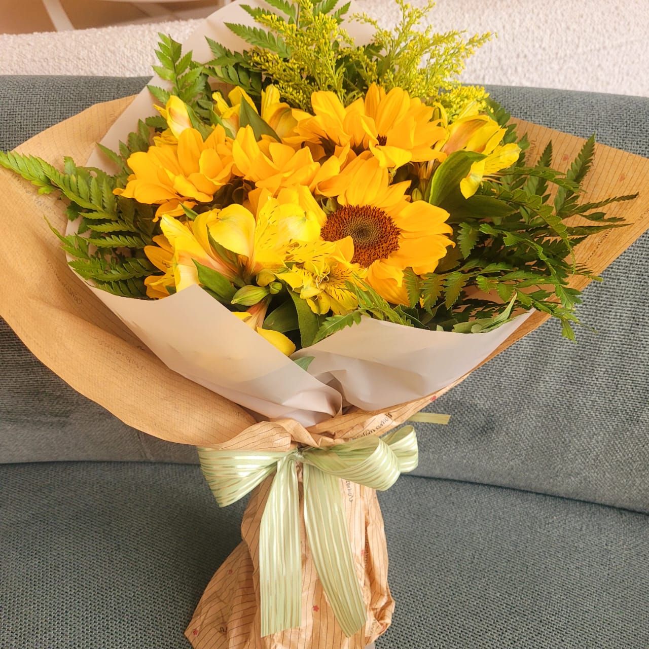 buque de girassois com astromelias