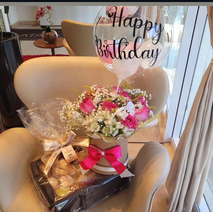 box de cafe com flores e balao personalizado