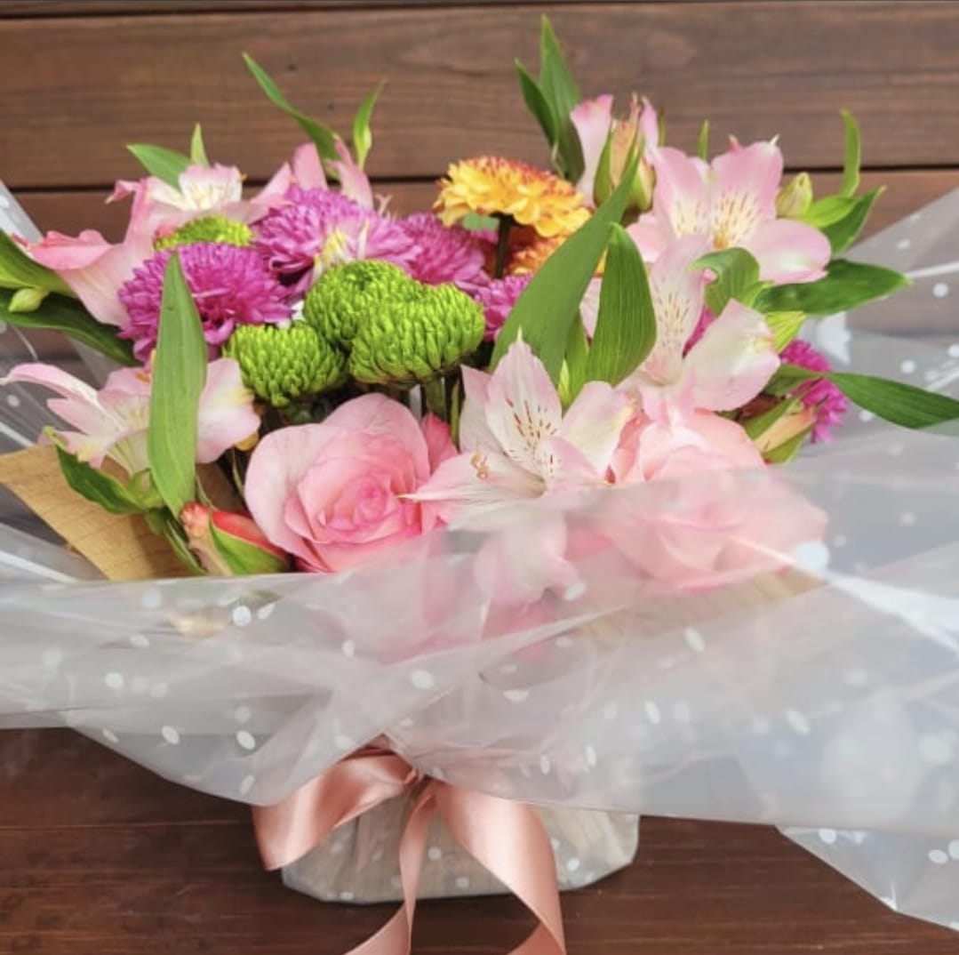 arranjo de flores em tons leves